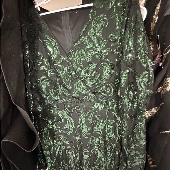 Elegant Green Patterned Dress - Picture 2 of 3